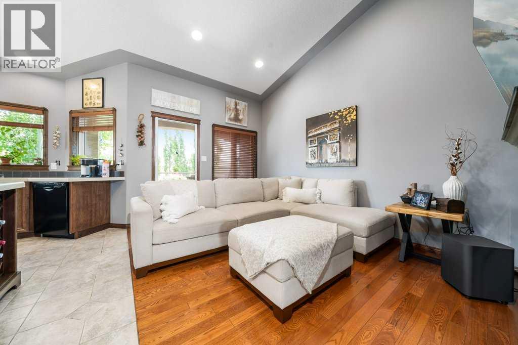 210 Vista Close SE — photo 9