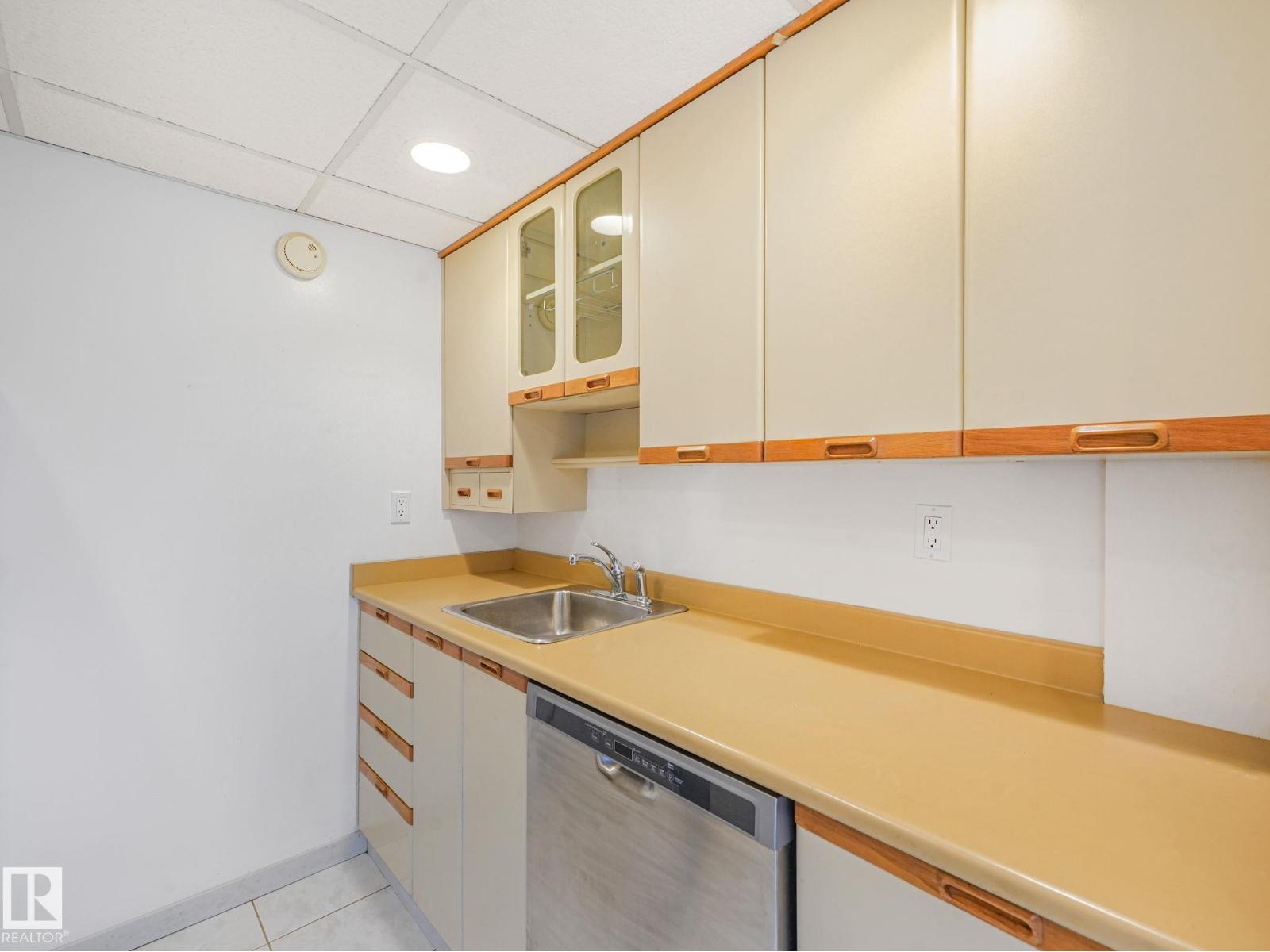 #1706 10045 117 ST NW - 17