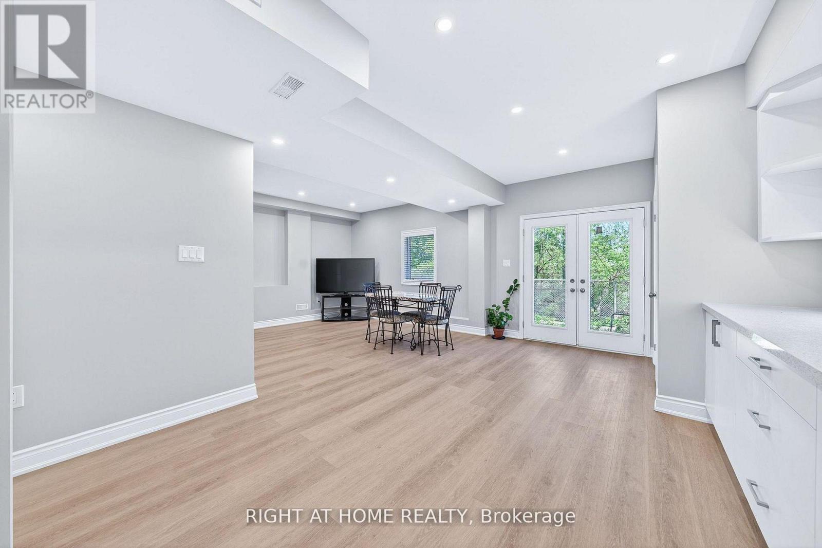 1160 PEELAR CRESCENT - 28