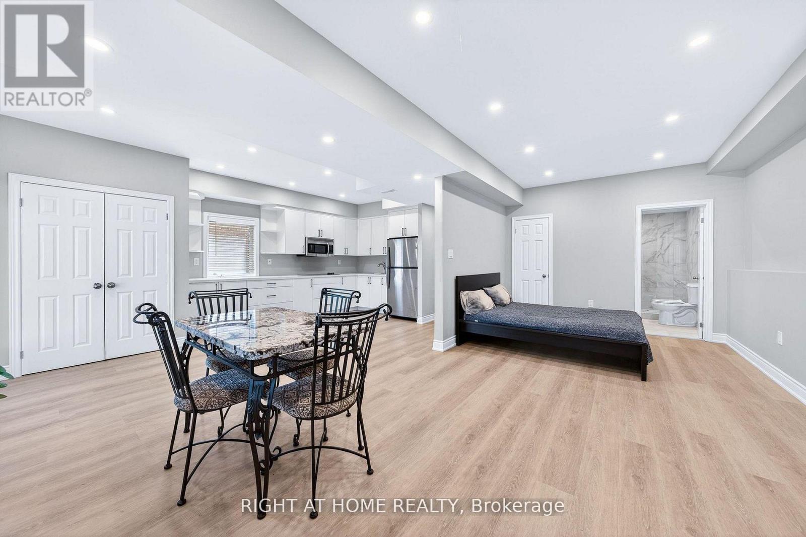 1160 PEELAR CRESCENT - 33