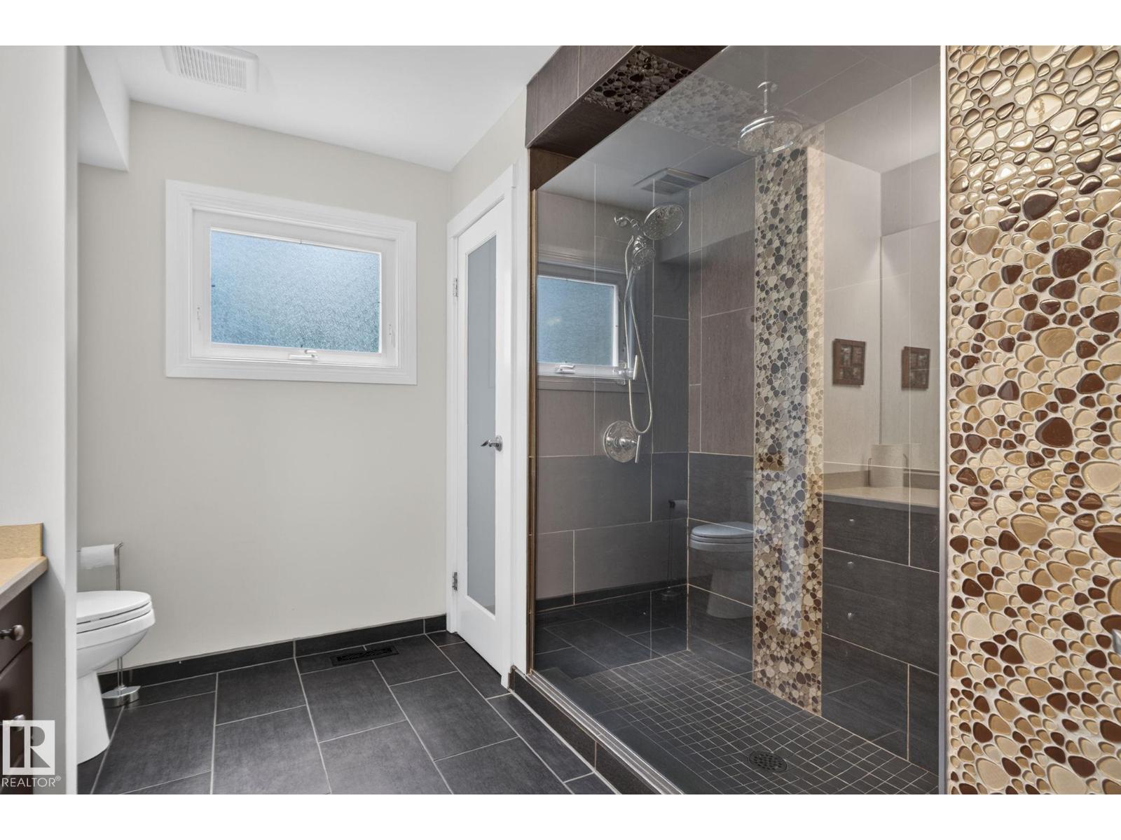 #4 9529 87 AV NW - 12