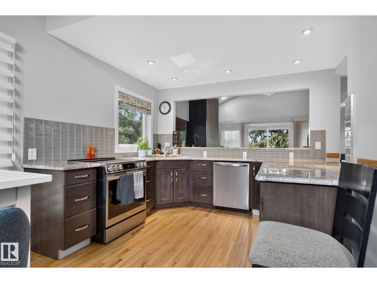 #4 9529 87 AV NW - 15