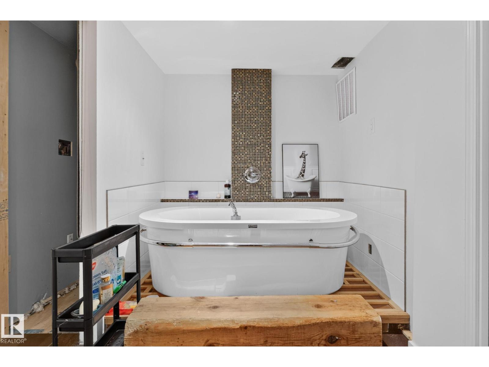 #4 9529 87 AV NW - 23