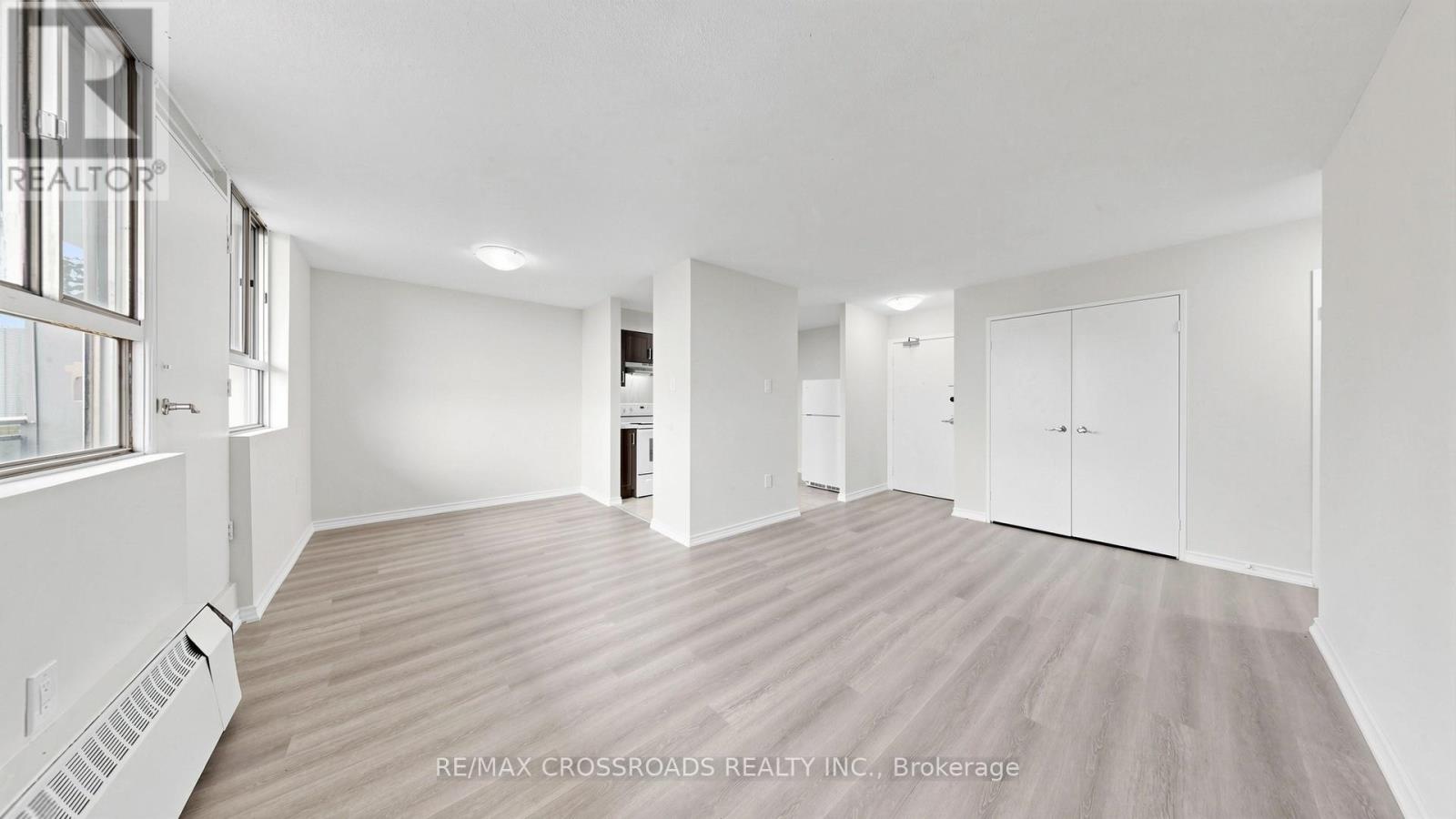 #817 100 DUNDALK DRIVE - 28