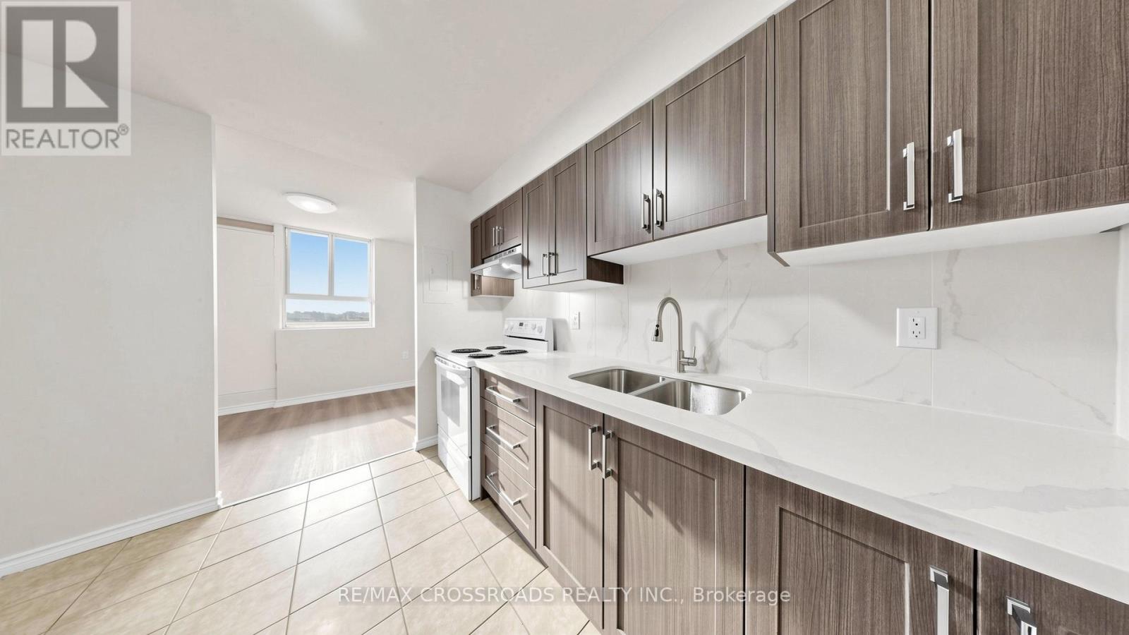 #817 100 DUNDALK DRIVE - 33