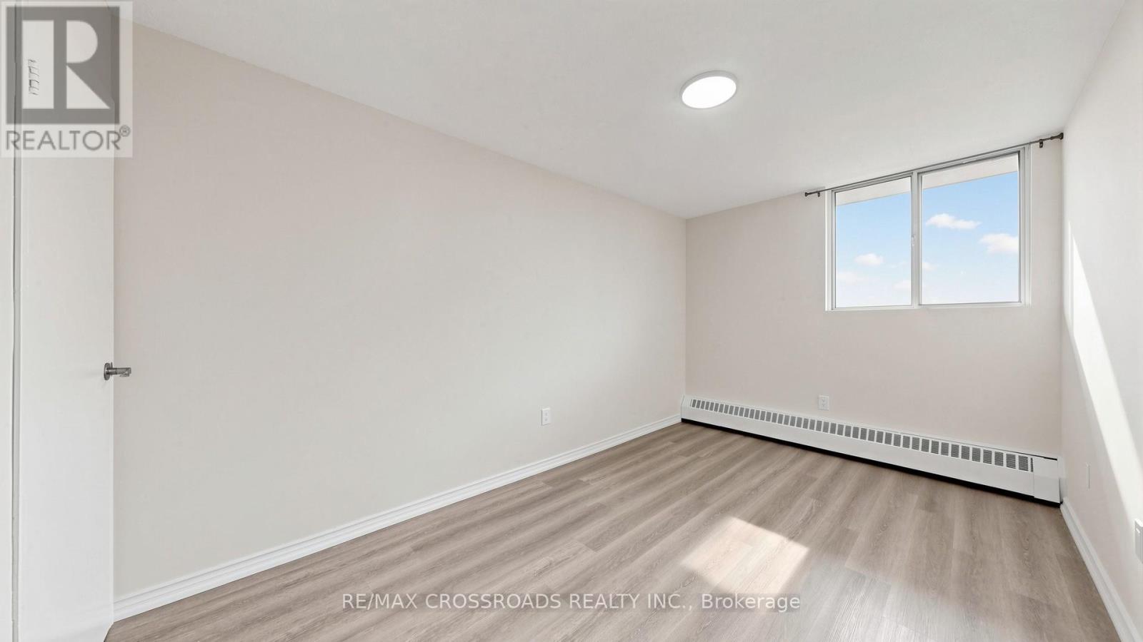 #817 100 DUNDALK DRIVE - 35