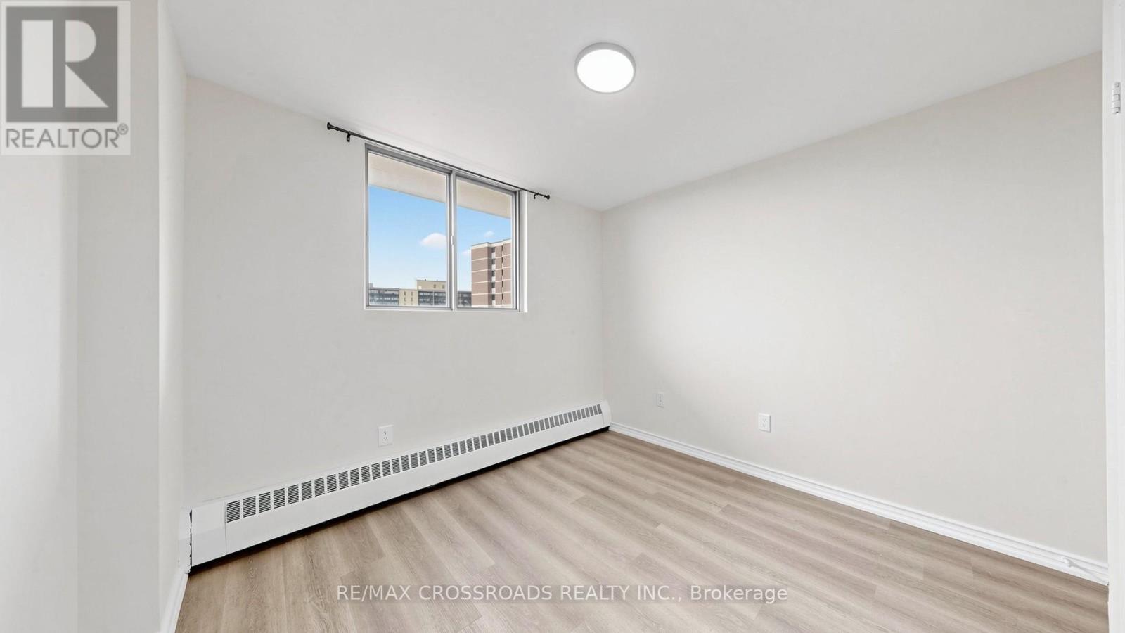 #817 100 DUNDALK DRIVE - 39