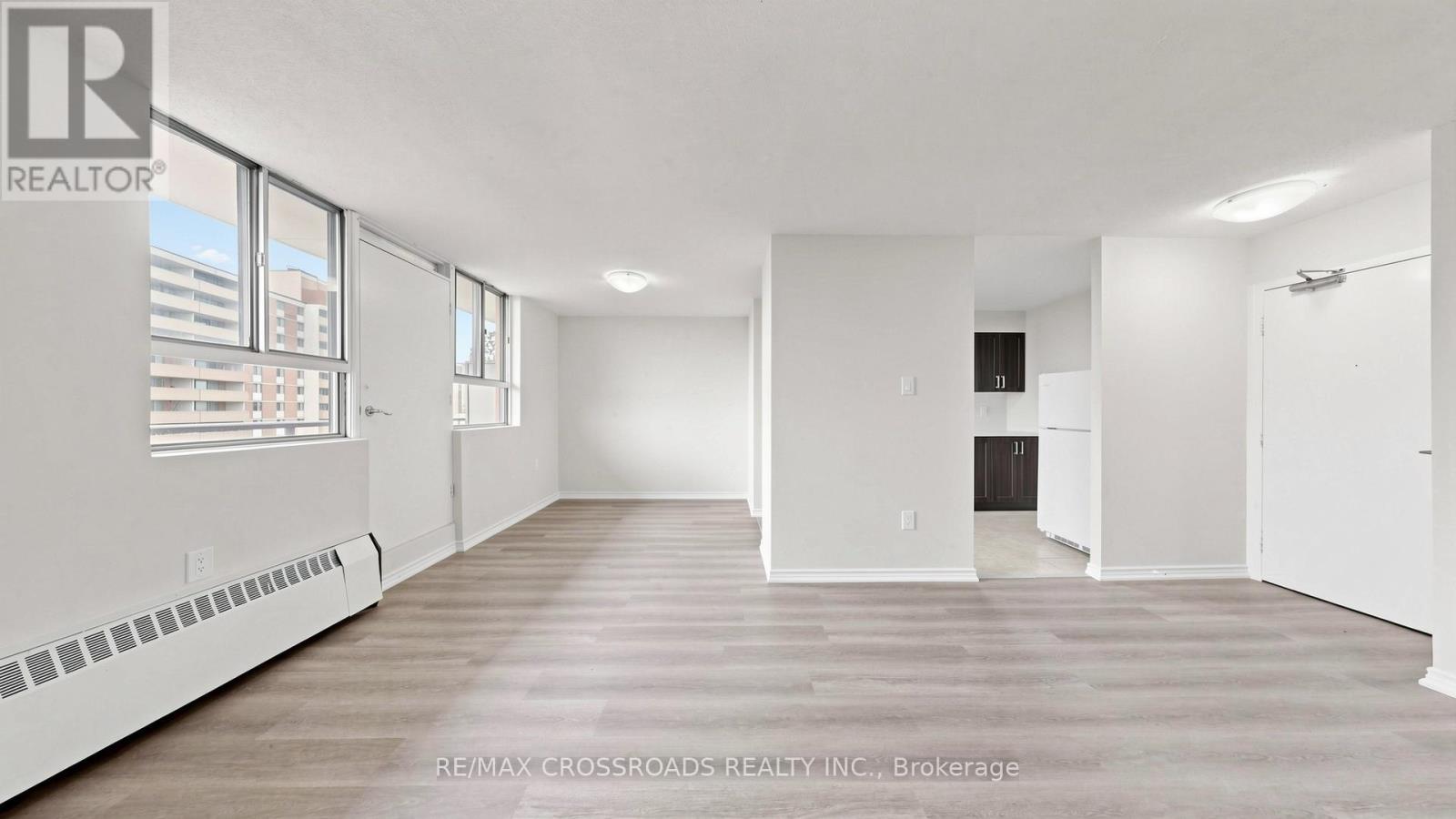 #817 100 DUNDALK DRIVE - 27