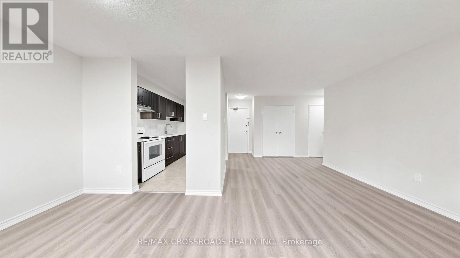 #817 100 DUNDALK DRIVE - 29