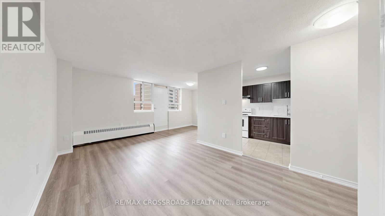 #817 100 DUNDALK DRIVE - 23