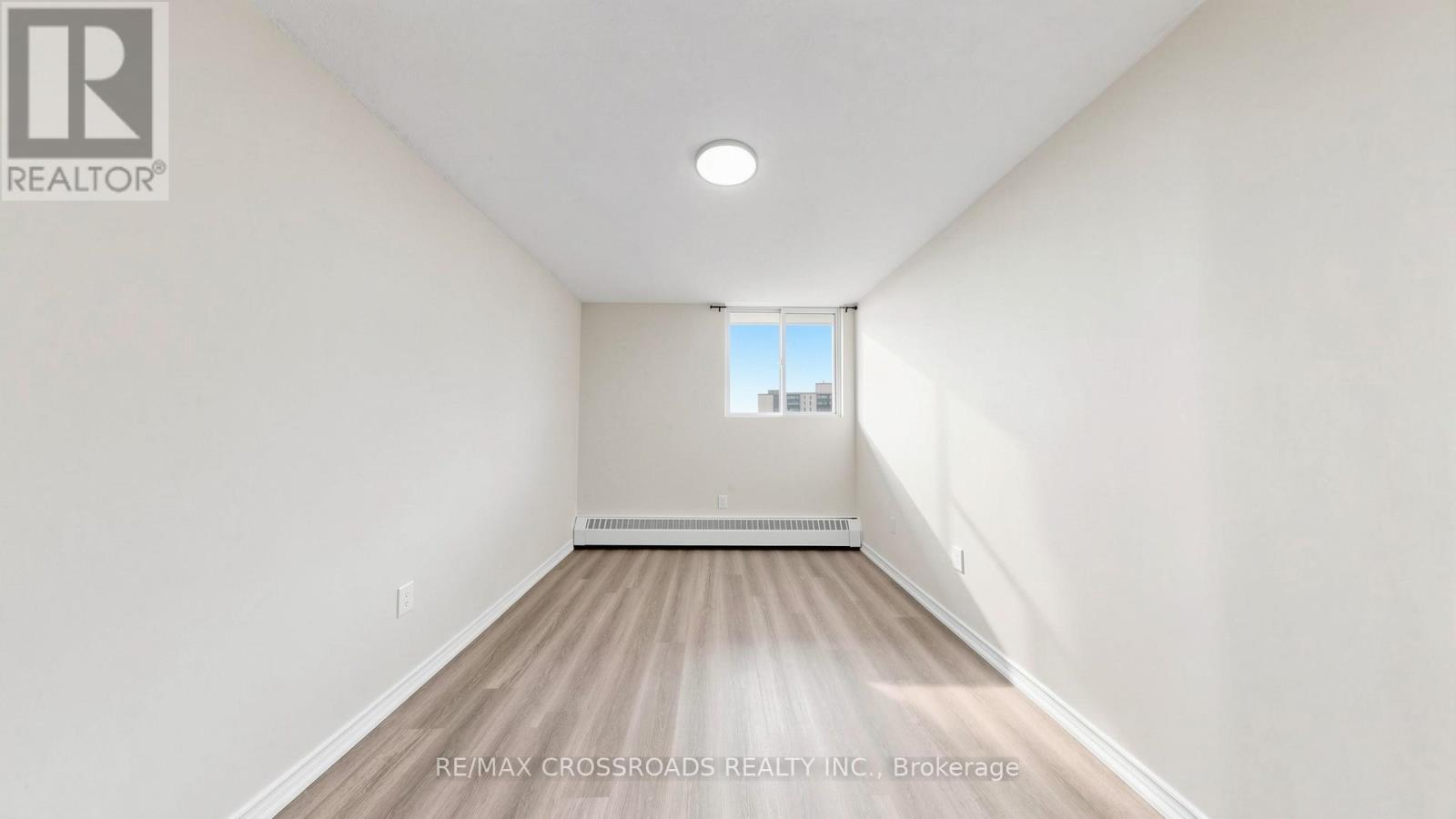 #817 100 DUNDALK DRIVE - 34