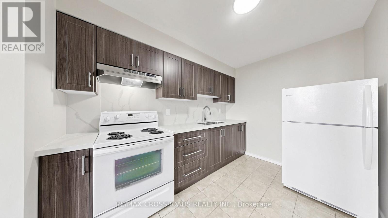 #817 100 DUNDALK DRIVE - 32