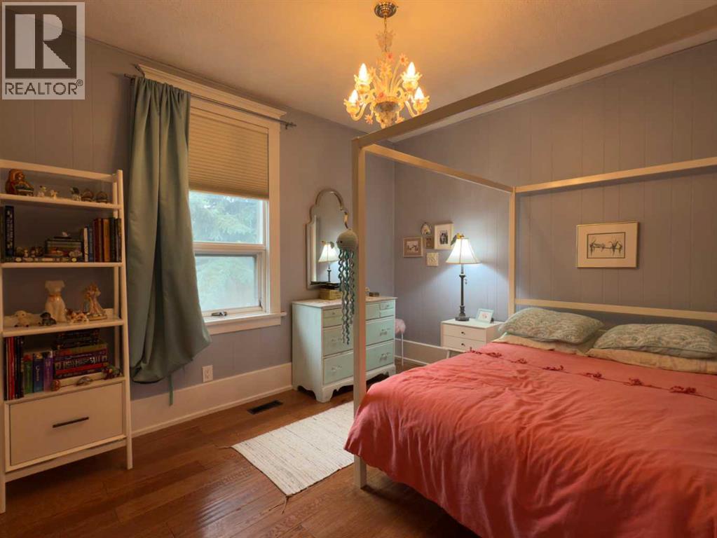 1126 19 Avenue NW — photo 28