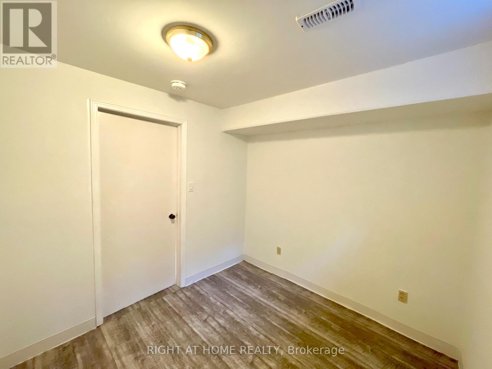 941 VICTORIA STREET - 40