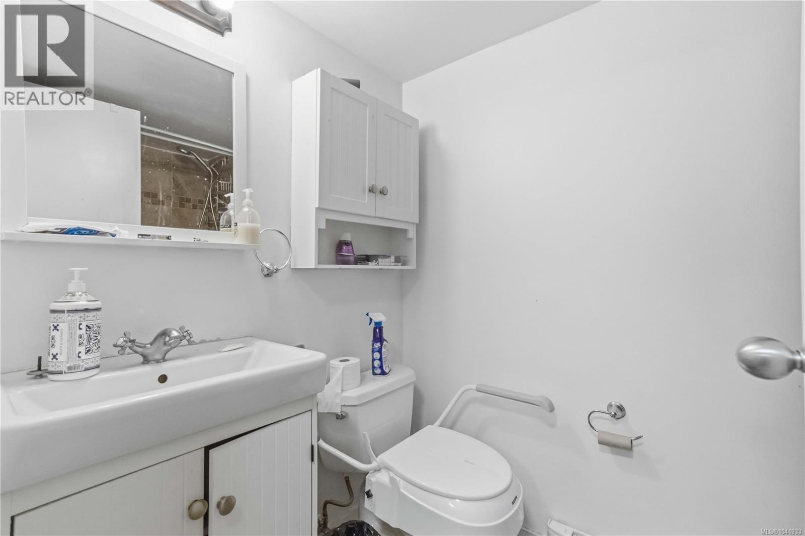 103 3235 Quadra St, Saanich