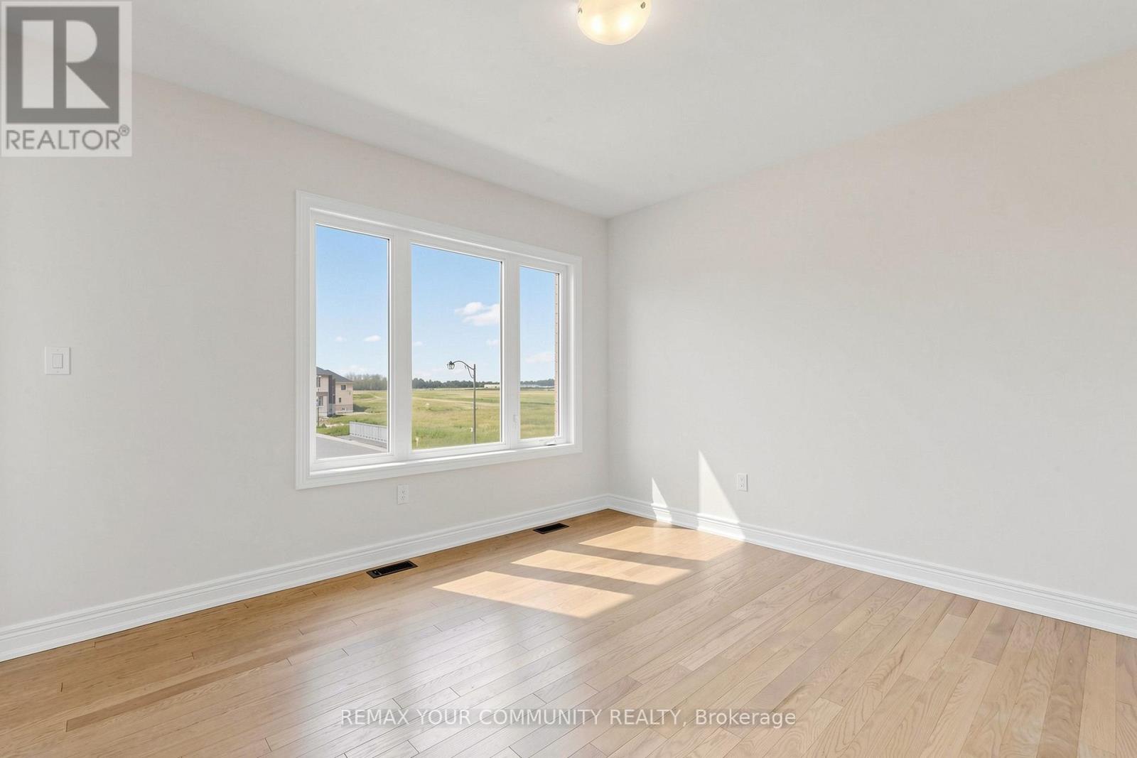 31 LORRAIN HAND CRESCENT - 18