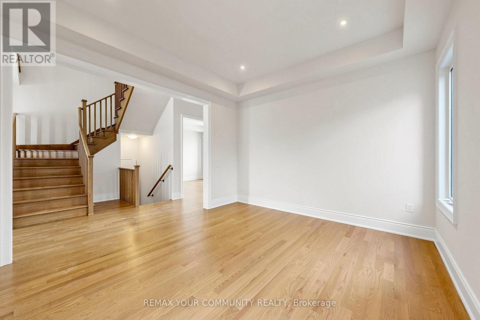 31 LORRAIN HAND CRESCENT - 12