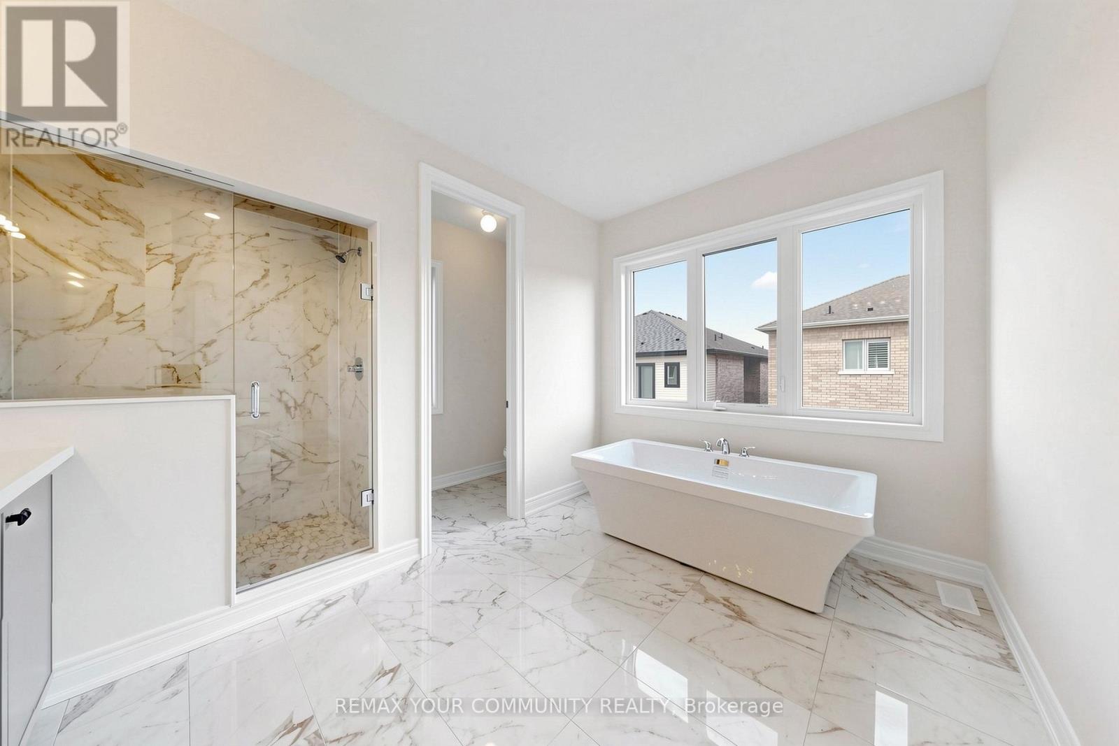 31 LORRAIN HAND CRESCENT - 16