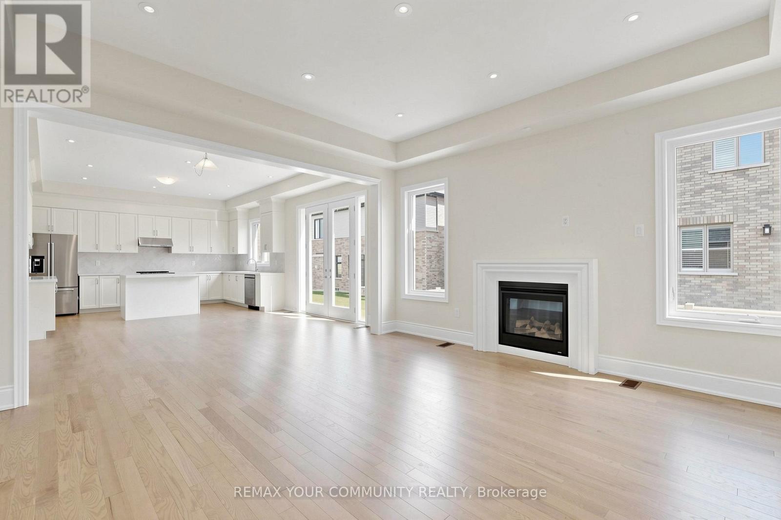 31 LORRAIN HAND CRESCENT - 10