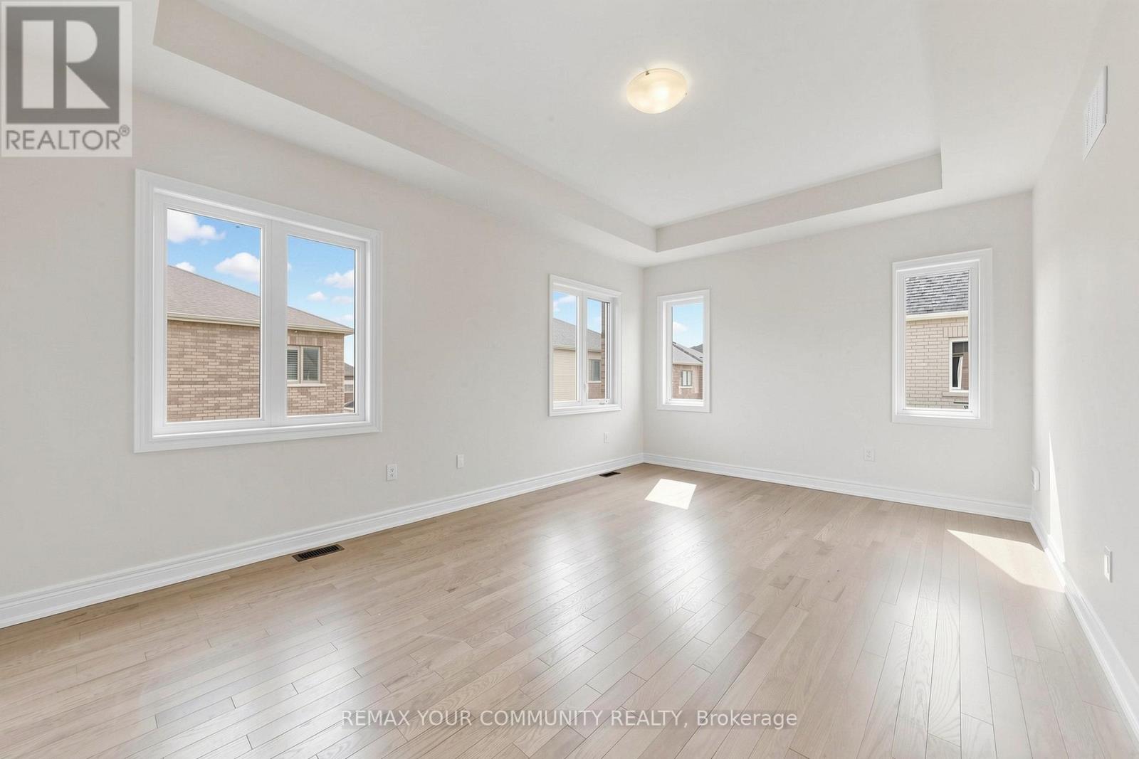 31 LORRAIN HAND CRESCENT - 14