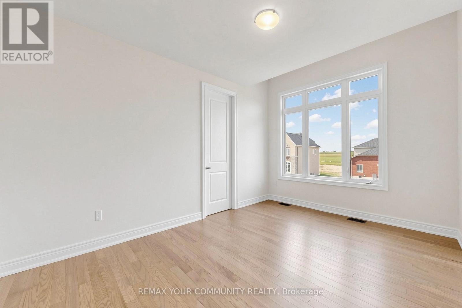 31 LORRAIN HAND CRESCENT - 21