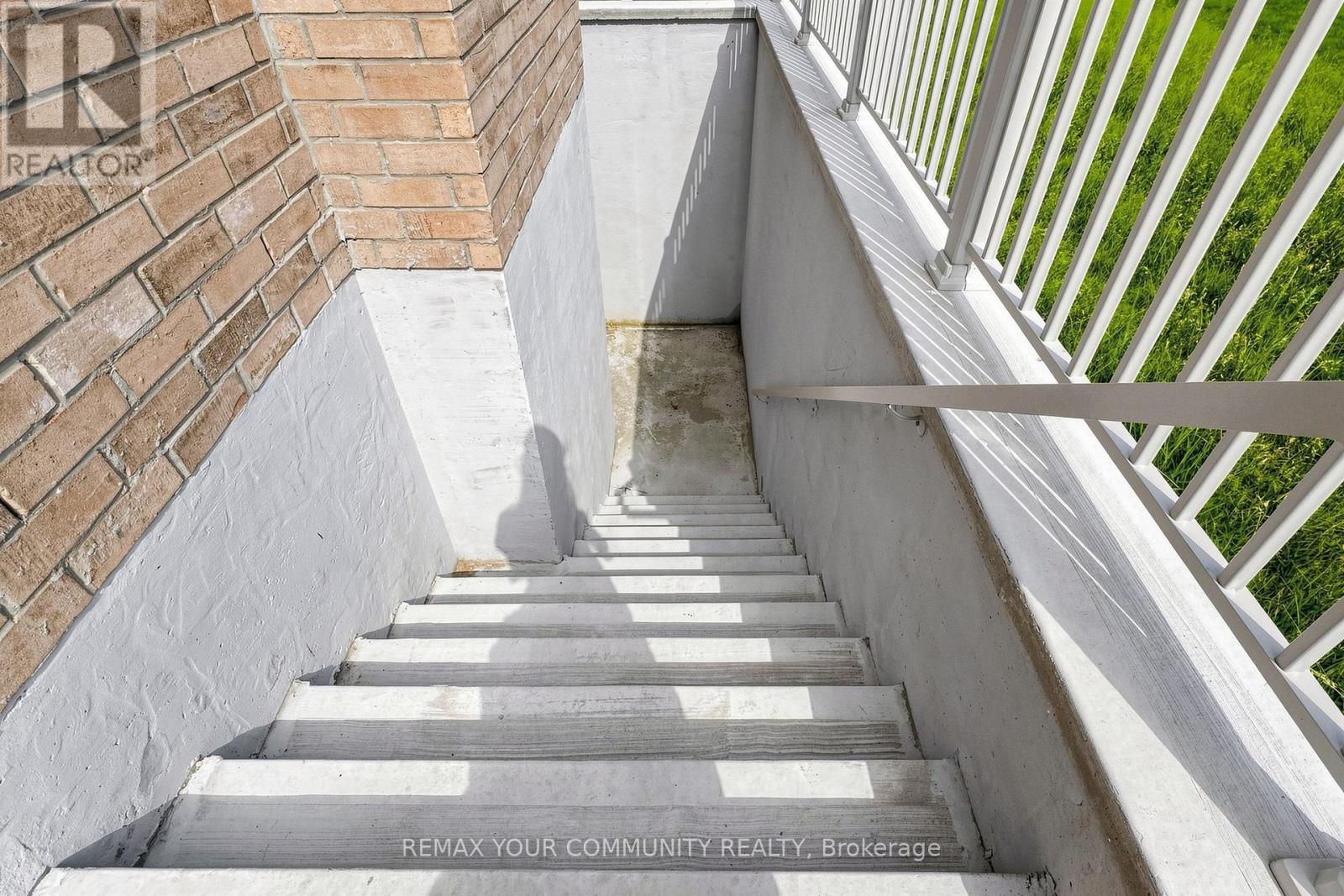 31 LORRAIN HAND CRESCENT - 29