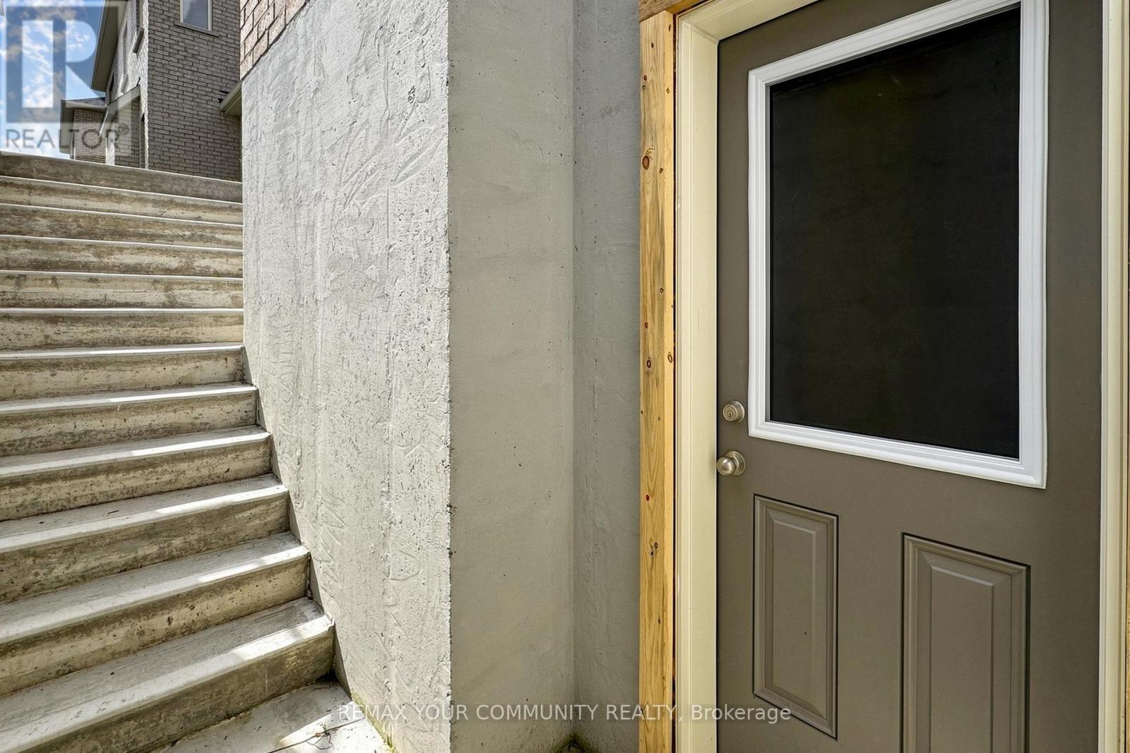 31 LORRAIN HAND CRESCENT - 30