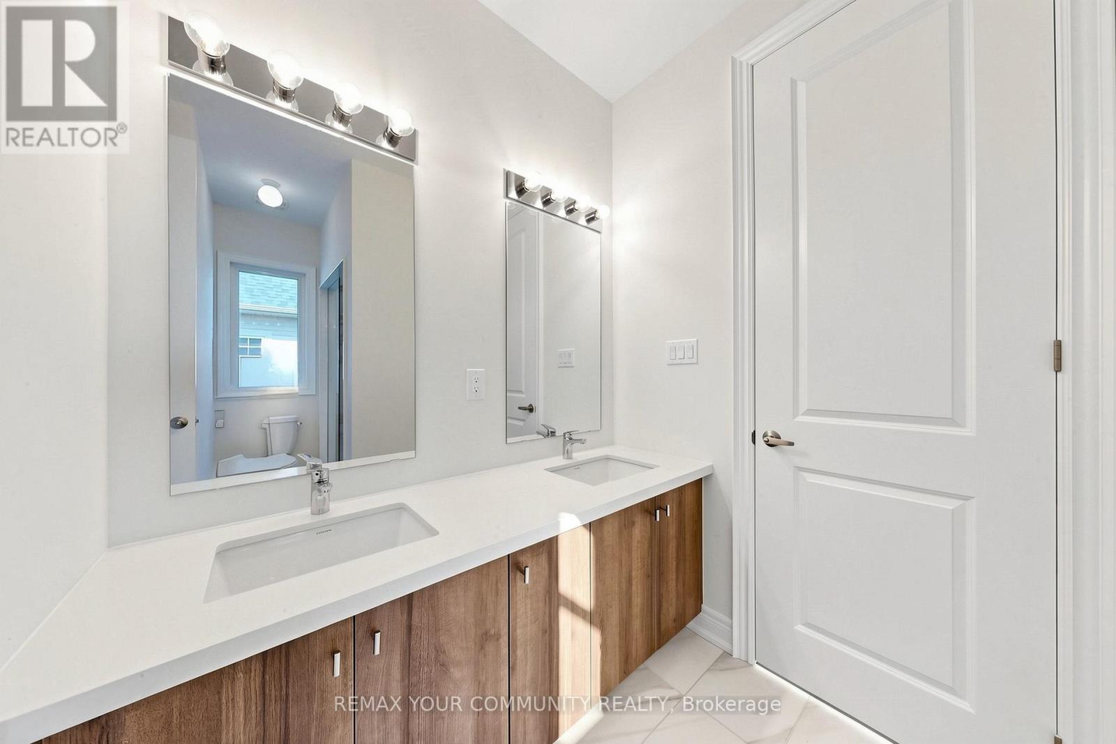 31 LORRAIN HAND CRESCENT - 22
