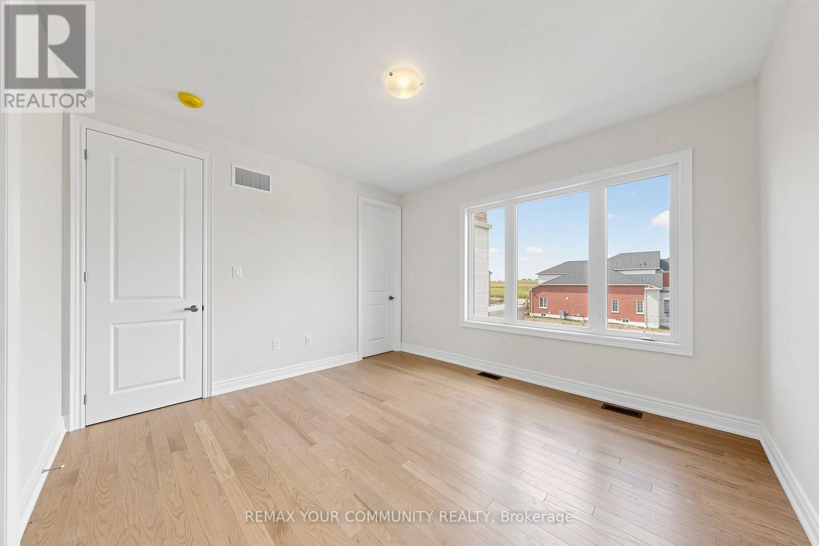 31 LORRAIN HAND CRESCENT - 17