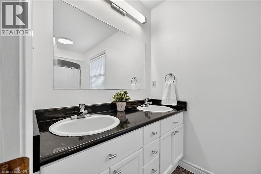 8 TALBOT Road - Image 29