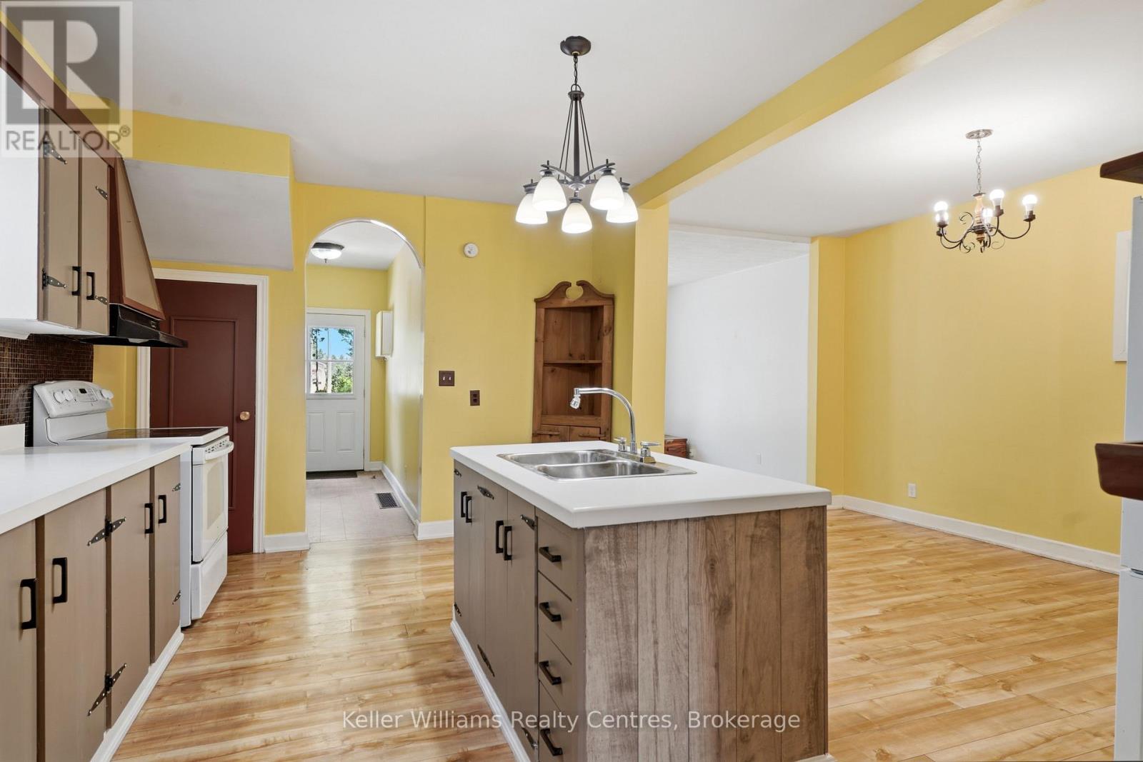 243 QUEEN STREET W - 12