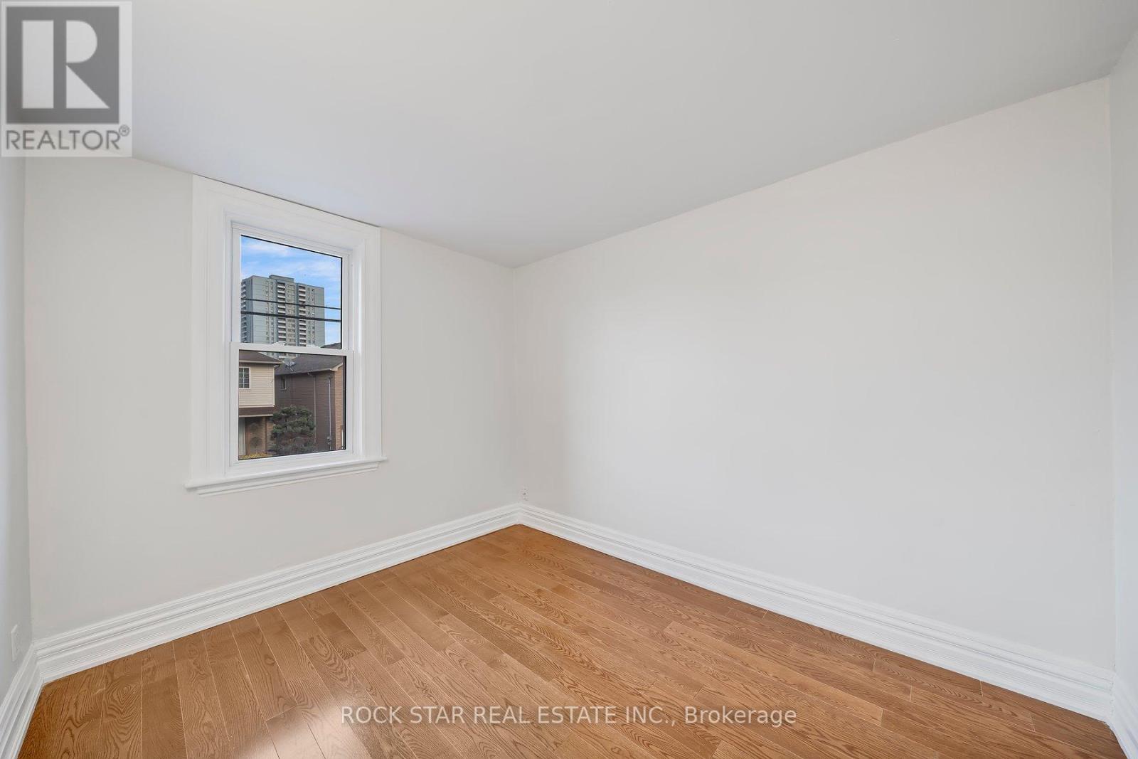 73 PETER STREET - 16
