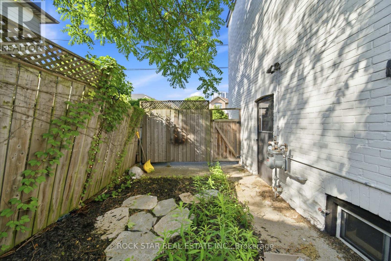 73 PETER STREET - 26
