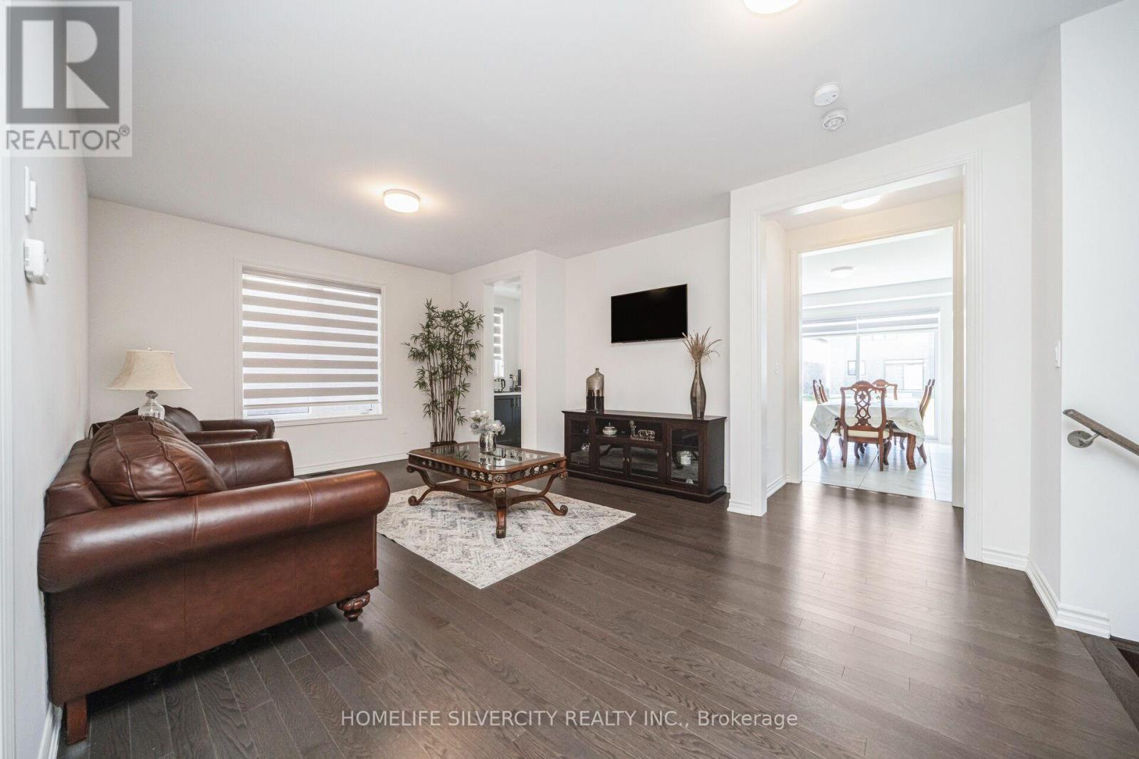 4 SANDHILL CRESCENT - 13