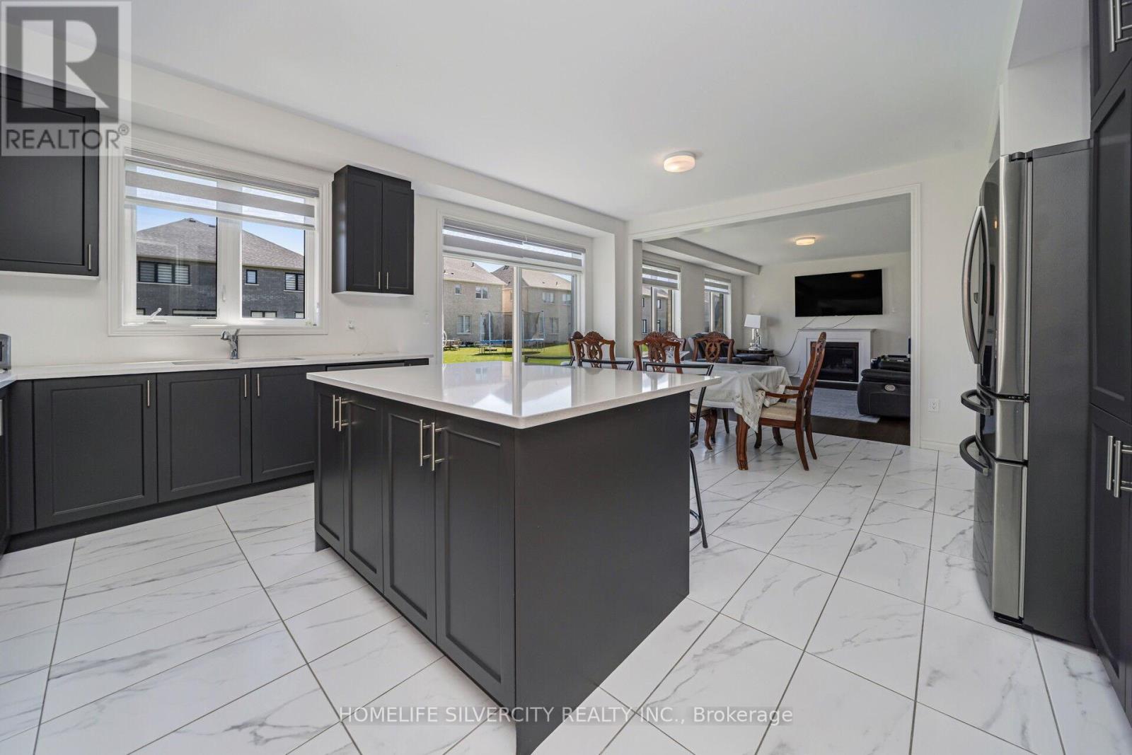 4 SANDHILL CRESCENT - 17