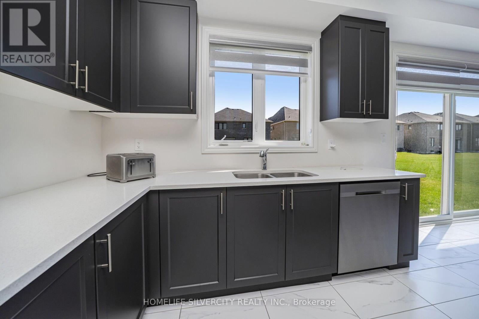 4 SANDHILL CRESCENT - 18
