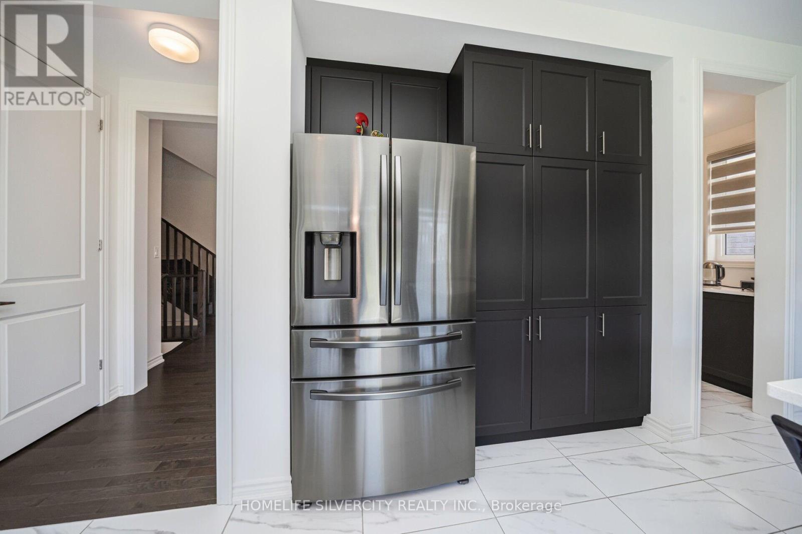 4 SANDHILL CRESCENT - 21