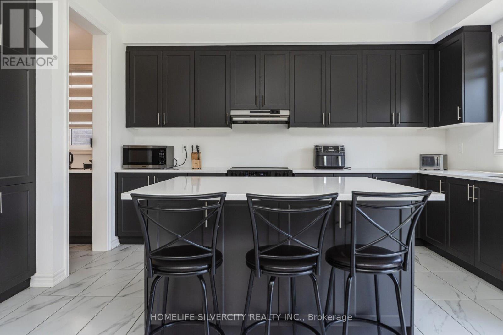 4 SANDHILL CRESCENT - 23