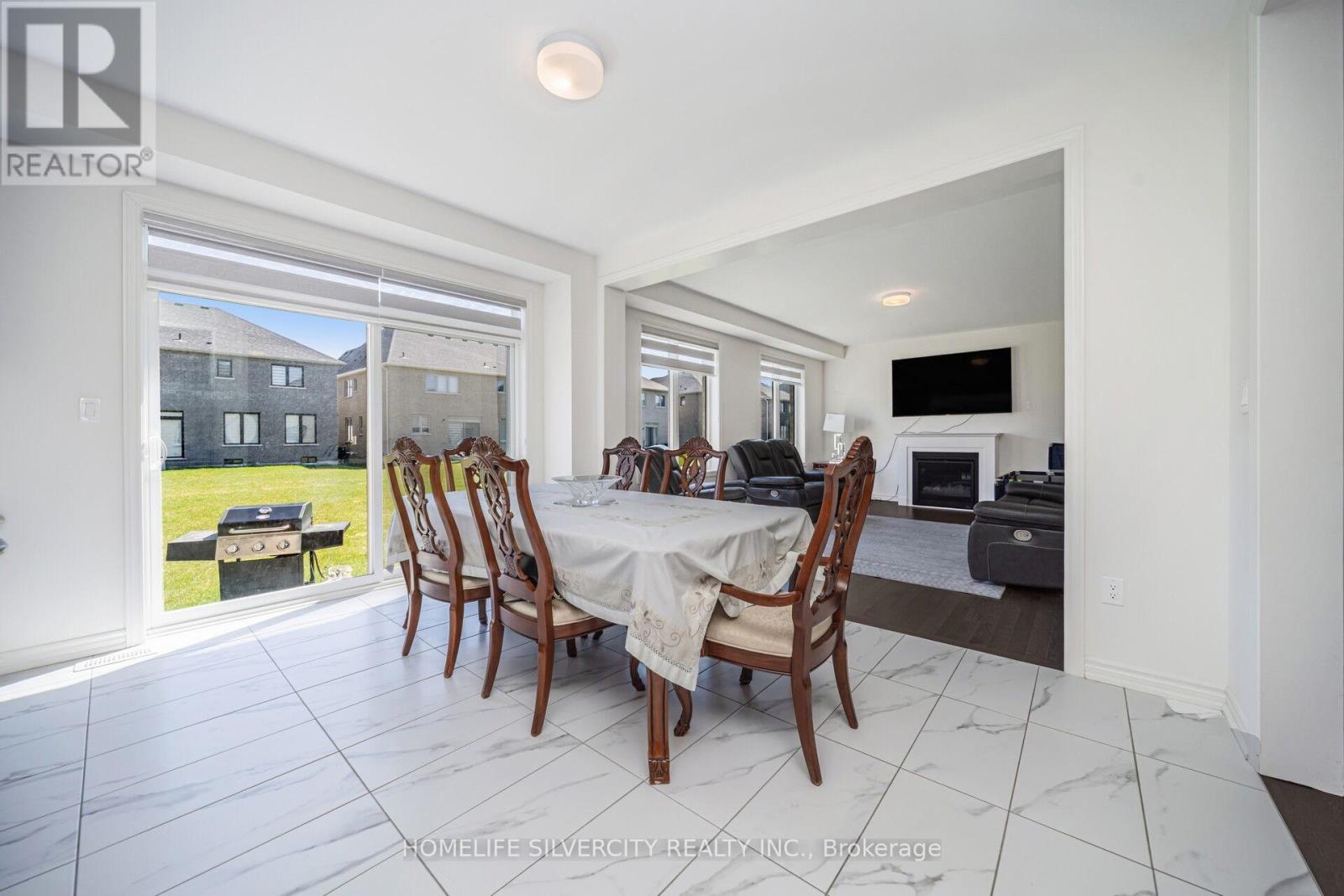 4 SANDHILL CRESCENT - 24