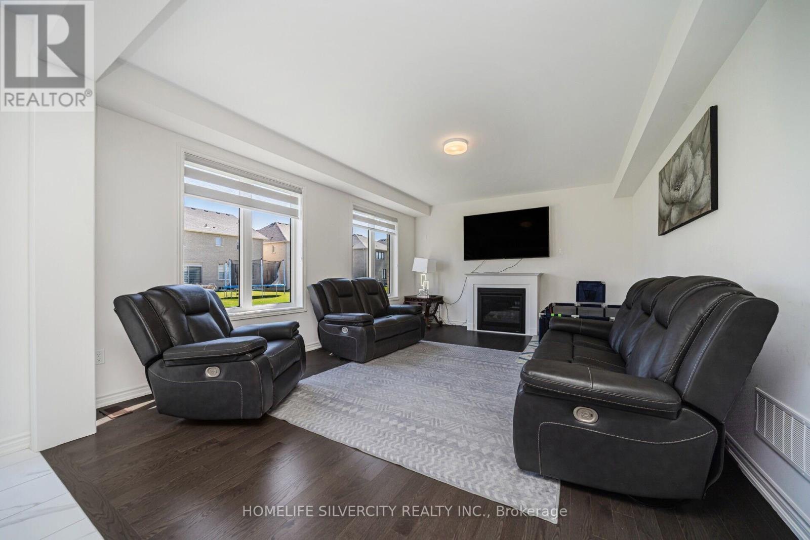 4 SANDHILL CRESCENT - 26
