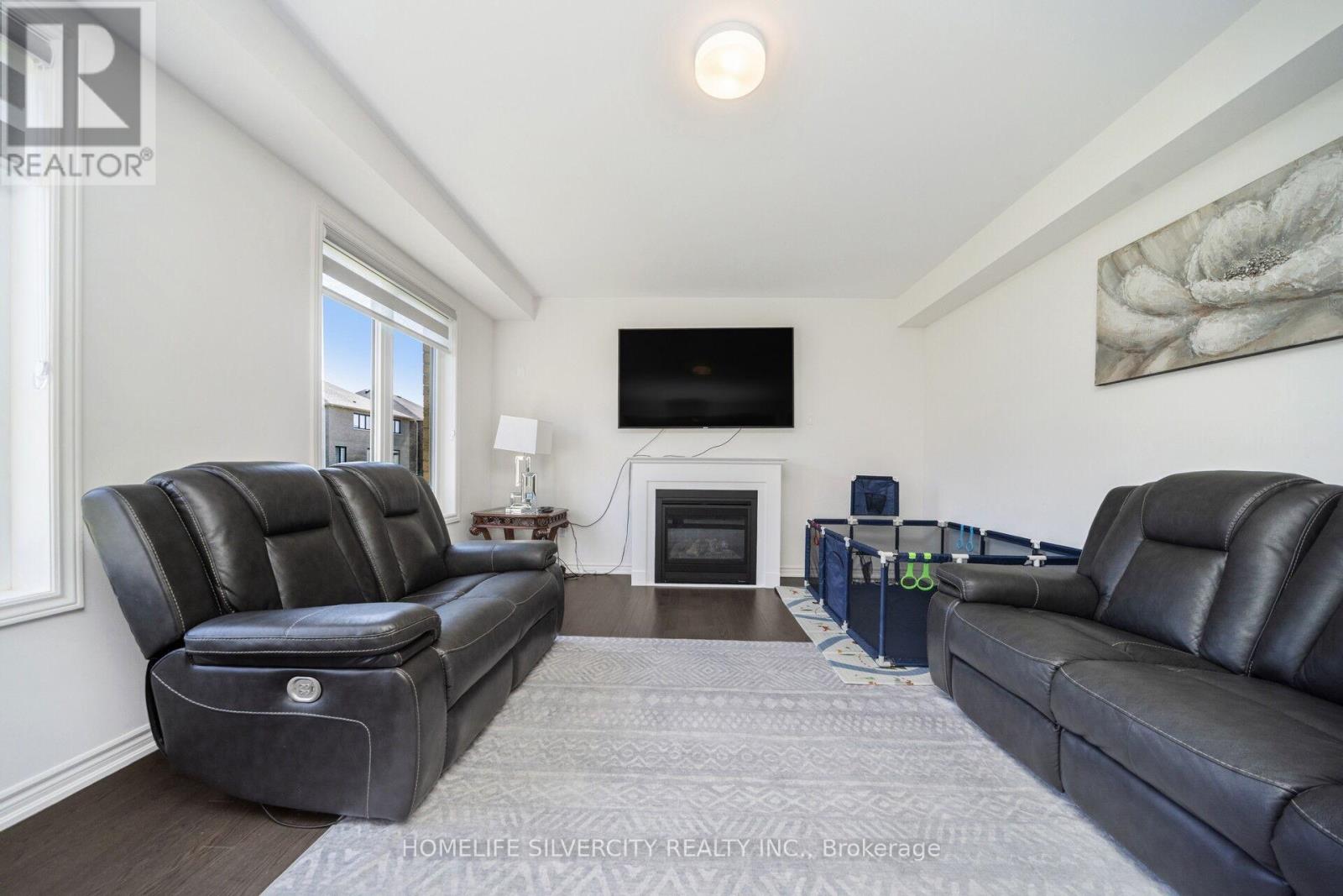 4 SANDHILL CRESCENT - 27