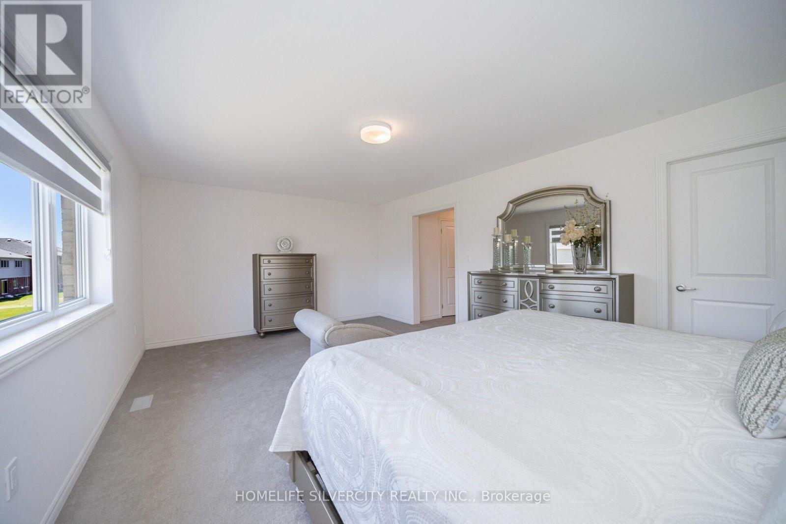4 SANDHILL CRESCENT - 31