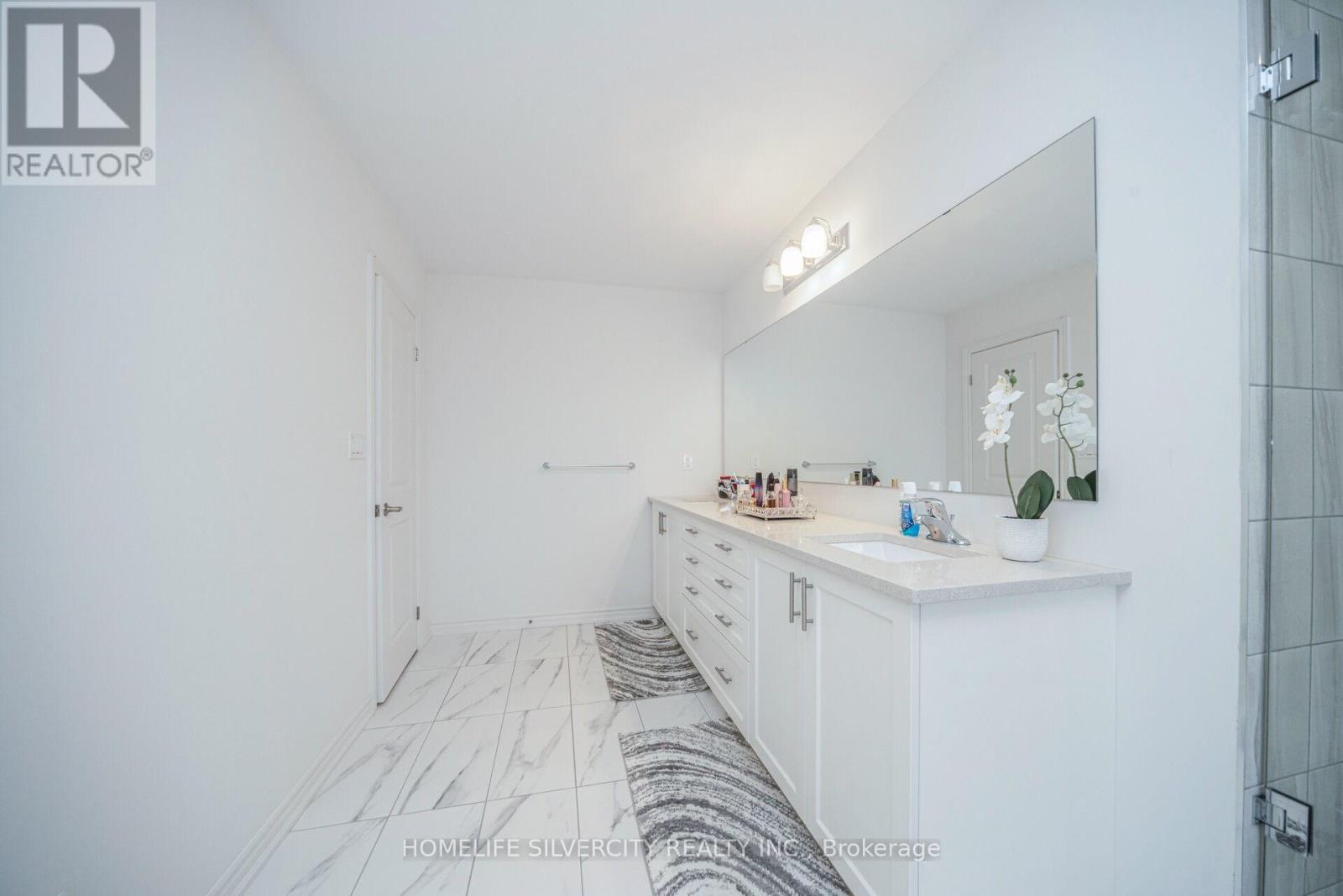 4 SANDHILL CRESCENT - 34