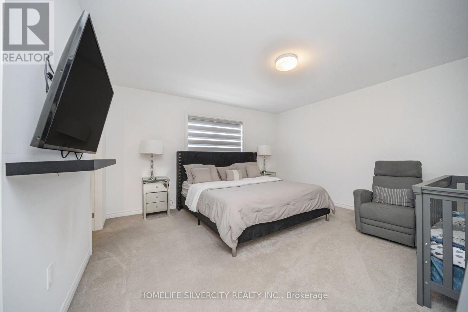 4 SANDHILL CRESCENT - 35