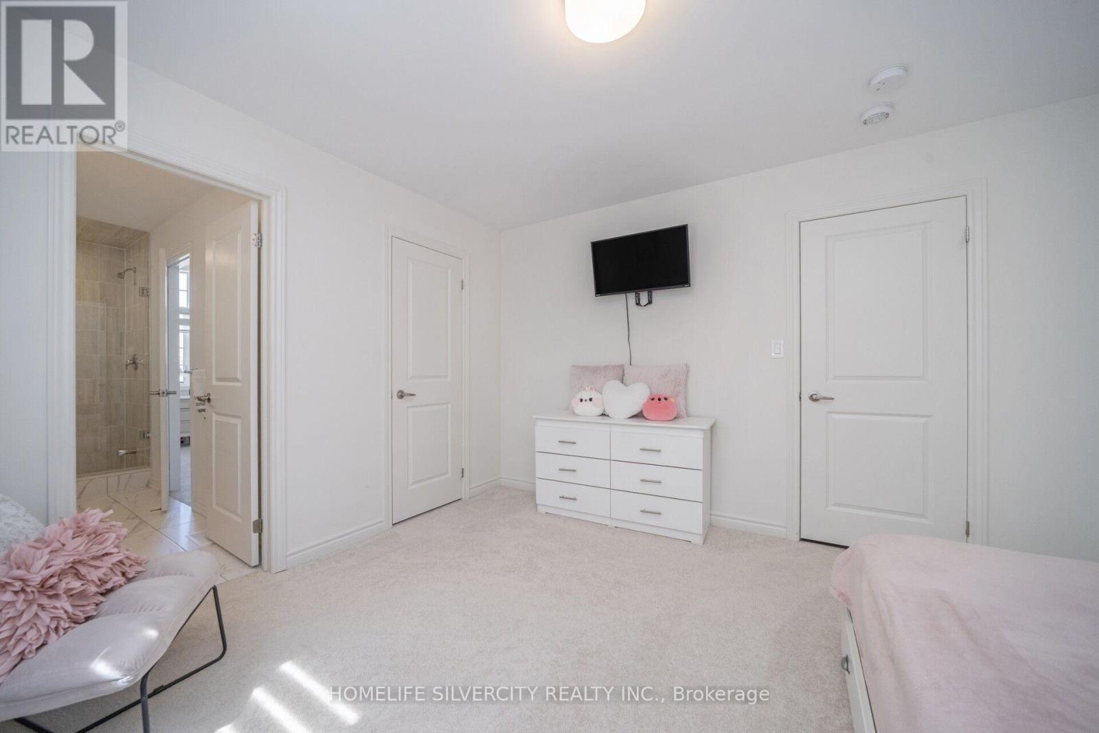 4 SANDHILL CRESCENT - 40