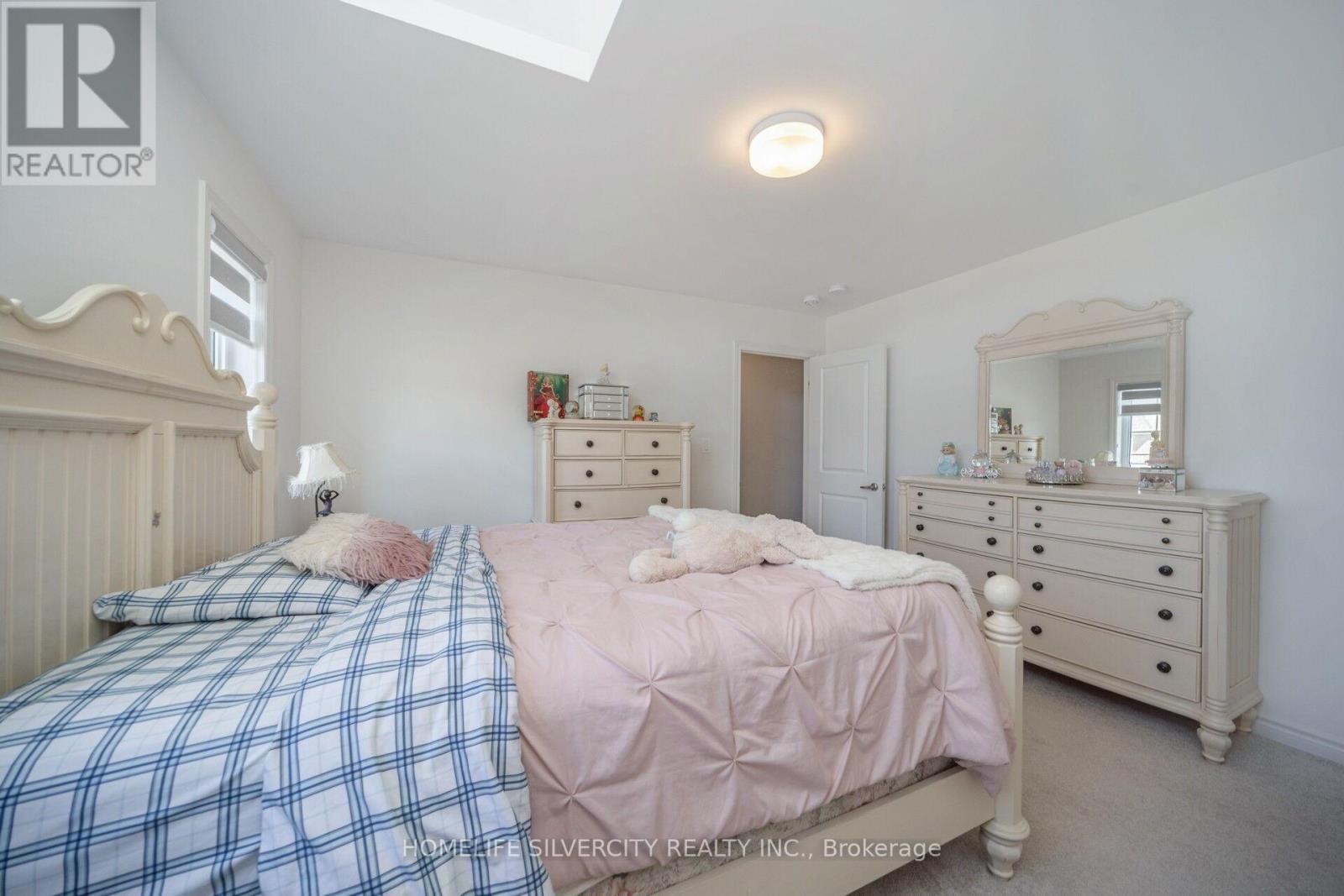 4 SANDHILL CRESCENT - 43