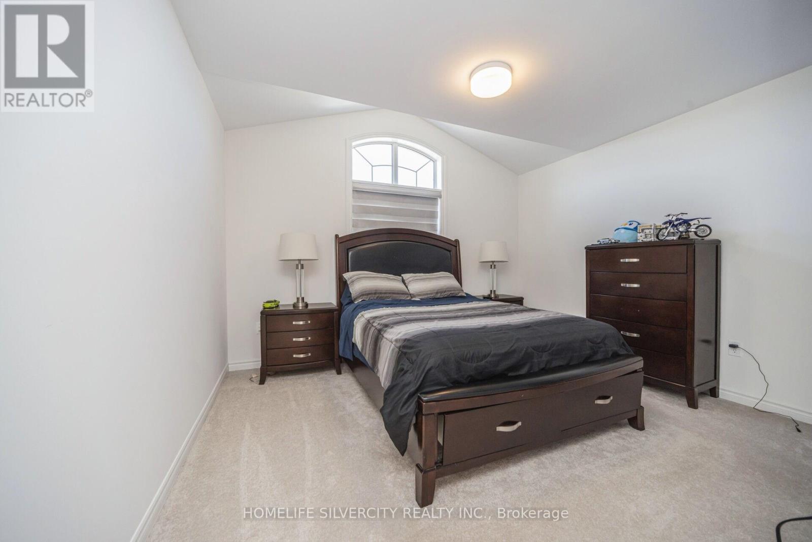 4 SANDHILL CRESCENT - 44