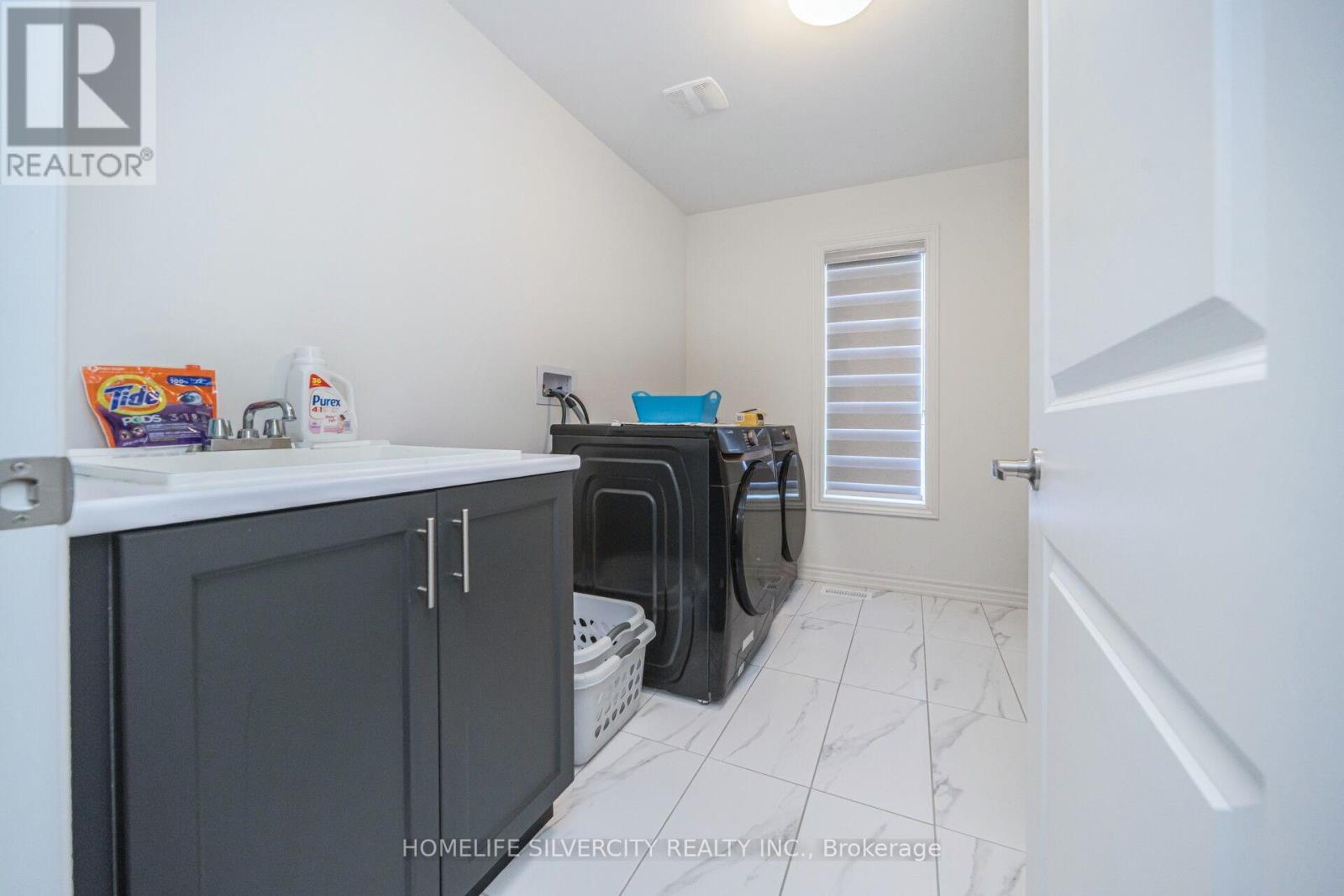 4 SANDHILL CRESCENT - 47