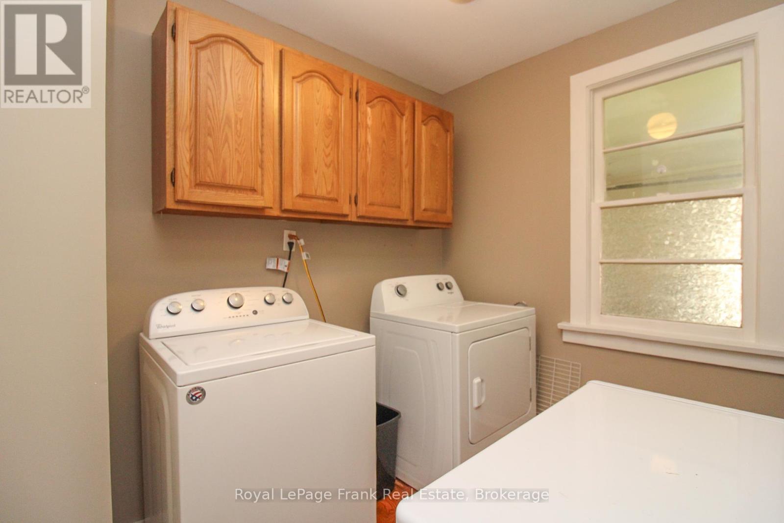 938 PARKHILL ROAD W - 21