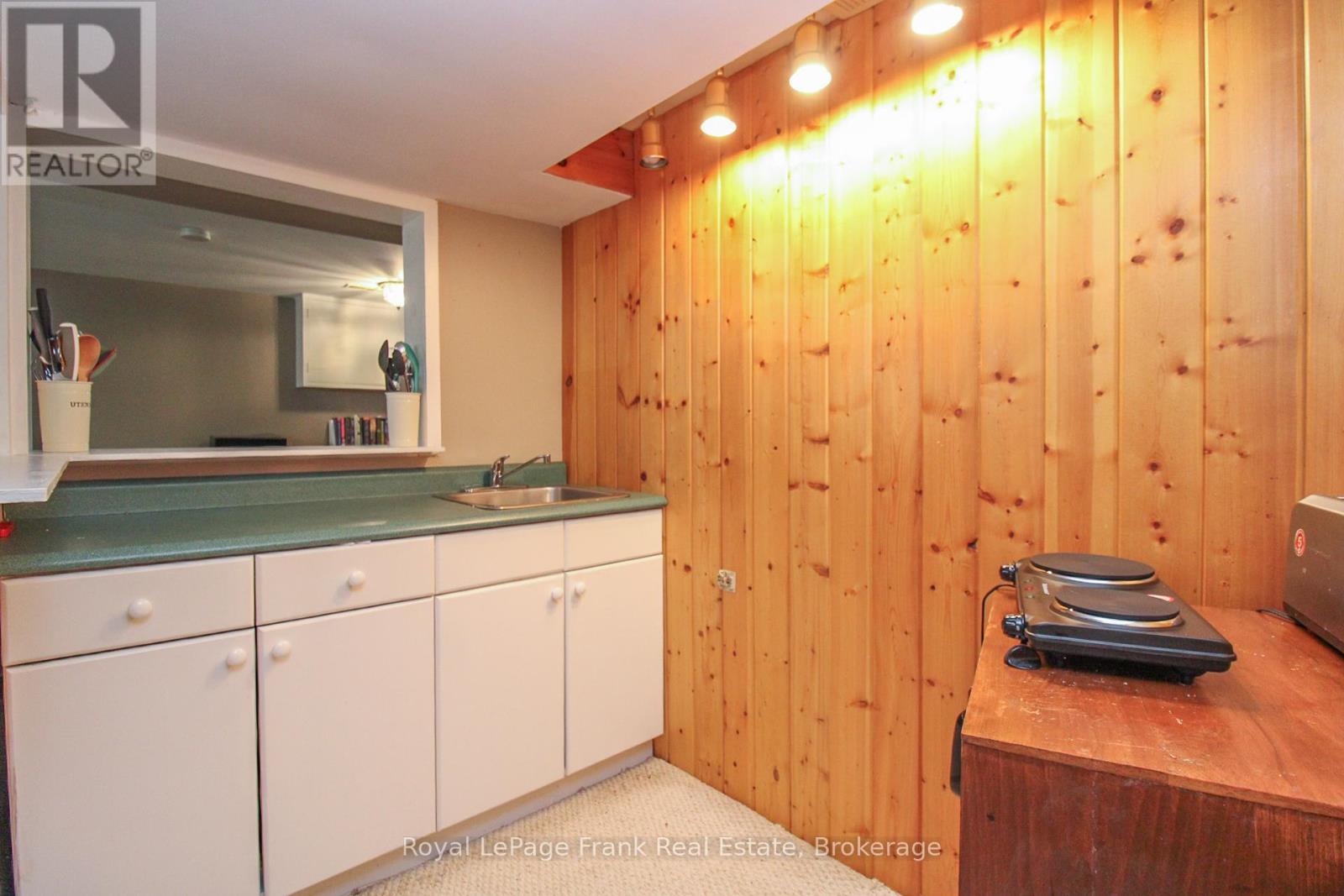 938 PARKHILL ROAD W - 24